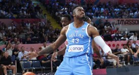 巴特勒空砍，阿德托昆博主宰攻防，雄鹿拿下强强对话。