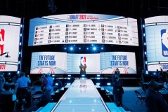 NBA球星杜兰特点赞申京，与字母哥恩怨及场外互动引热议